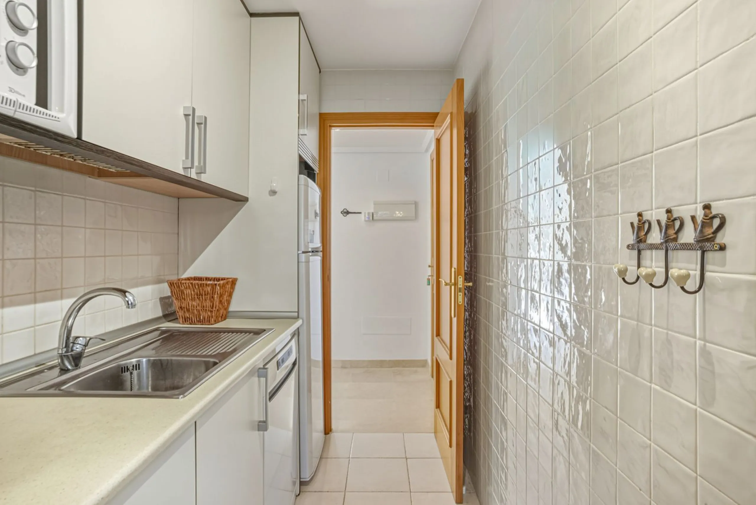 A bright and spacious 3-bedroom, 2-bathroom apartment located beachside in the highly sought-after area of Carib Playa, Marbesa, Marbella. TOURIST LICENCE IN PLACE.
