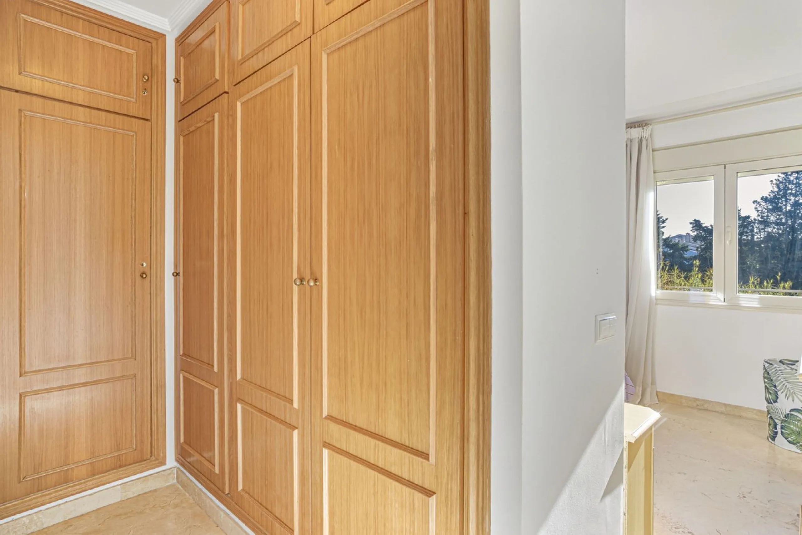 A bright and spacious 3-bedroom, 2-bathroom apartment located beachside in the highly sought-after area of Carib Playa, Marbesa, Marbella. TOURIST LICENCE IN PLACE.
