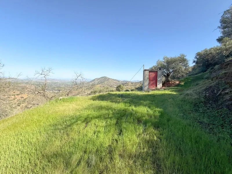 House - Finca - Cortijo в продаже в Guaro, Málaga. В доме 2 спален и 1 ванных комнат. Площадь дома 72 м². Площадь участка 36000 м²