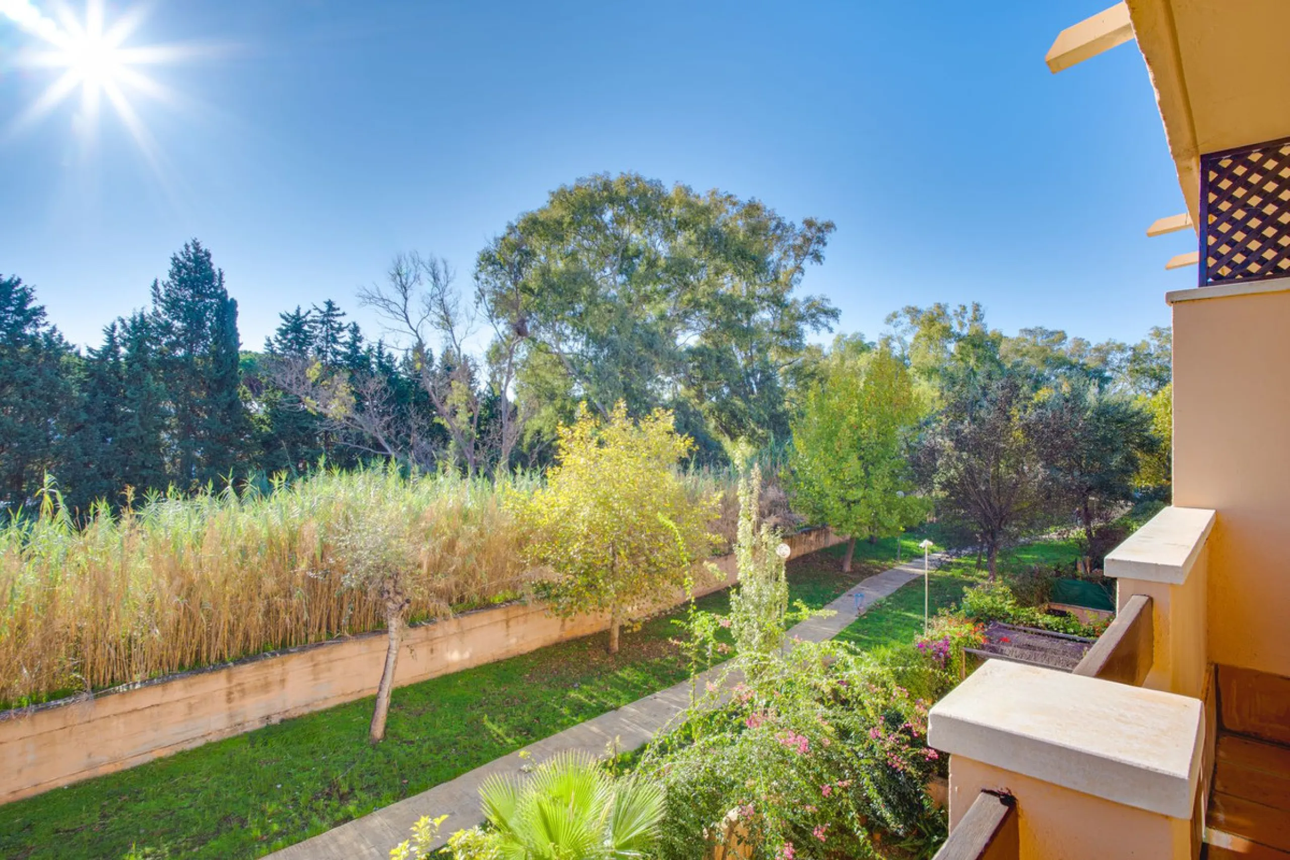 A bright and spacious 3-bedroom, 2-bathroom apartment located beachside in the highly sought-after area of Carib Playa, Marbesa, Marbella. TOURIST LICENCE IN PLACE.