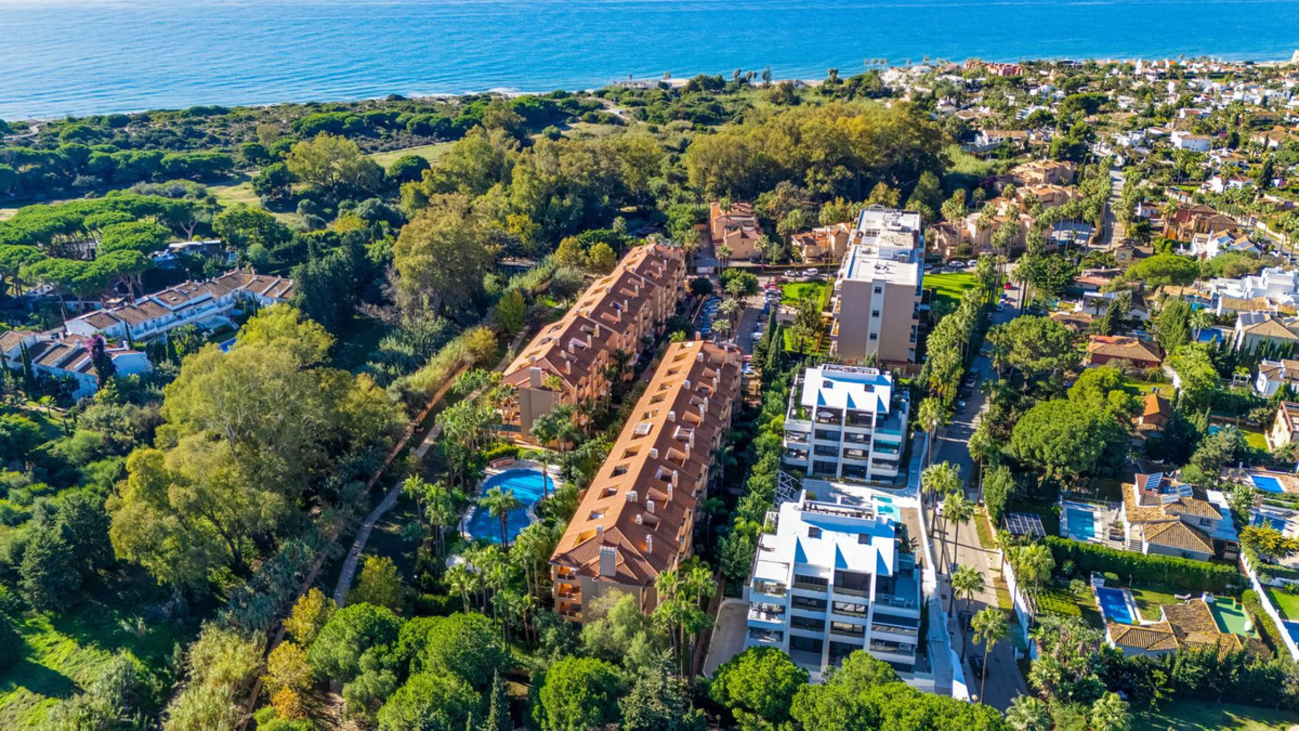 A bright and spacious 3-bedroom, 2-bathroom apartment located beachside in the highly sought-after area of Carib Playa, Marbesa, Marbella. TOURIST LICENCE IN PLACE.