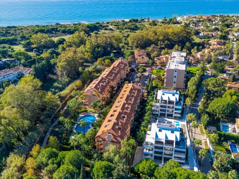 A bright and spacious 3-bedroom, 2-bathroom apartment located beachside in the highly sought-after area of Carib Playa, Marbesa, Marbella. TOURIST LICENCE IN PLACE.