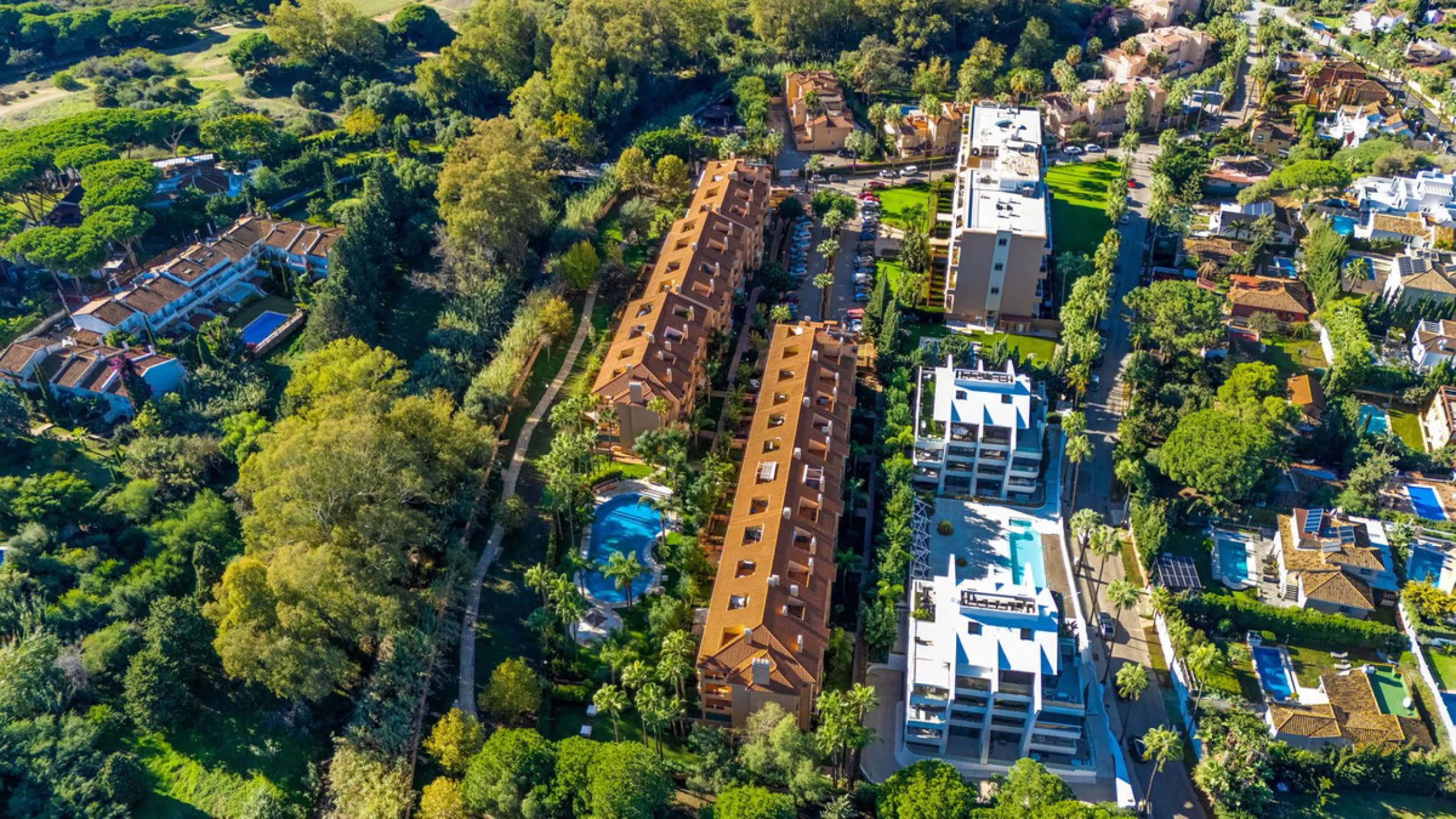 A bright and spacious 3-bedroom, 2-bathroom apartment located beachside in the highly sought-after area of Carib Playa, Marbesa, Marbella. TOURIST LICENCE IN PLACE.