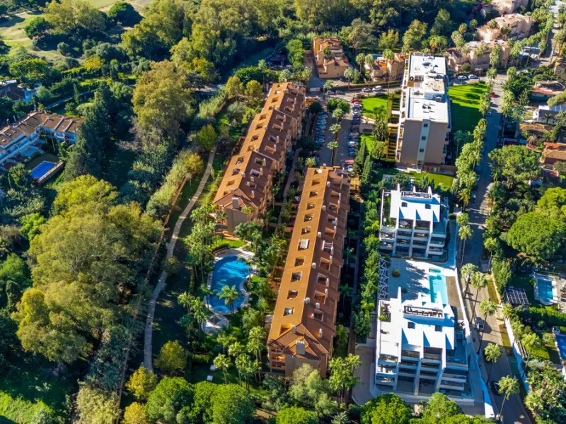 A bright and spacious 3-bedroom, 2-bathroom apartment located beachside in the highly sought-after area of Carib Playa, Marbesa, Marbella. TOURIST LICENCE IN PLACE.