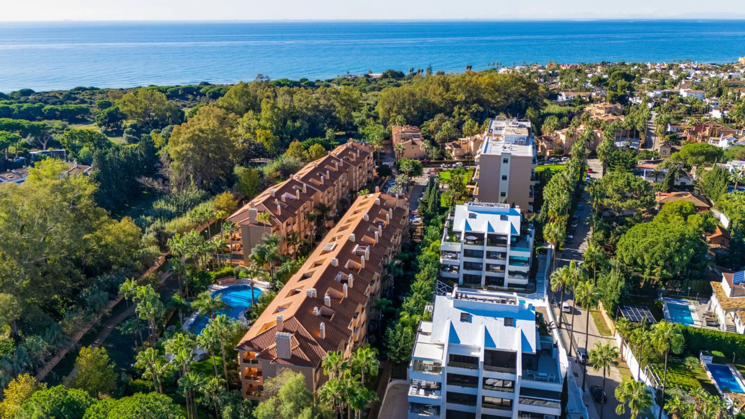 A bright and spacious 3-bedroom, 2-bathroom apartment located beachside in the highly sought-after area of Carib Playa, Marbesa, Marbella. TOURIST LICENCE IN PLACE.