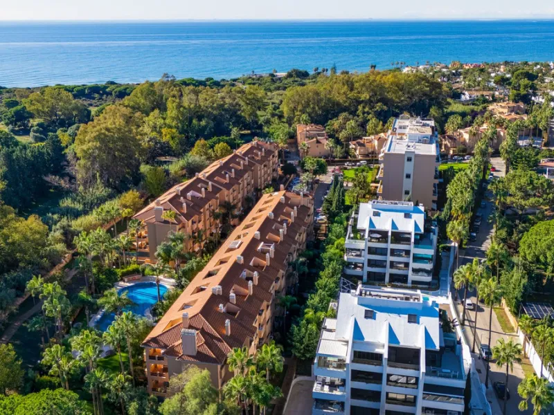A bright and spacious 3-bedroom, 2-bathroom apartment located beachside in the highly sought-after area of Carib Playa, Marbesa, Marbella. TOURIST LICENCE IN PLACE.