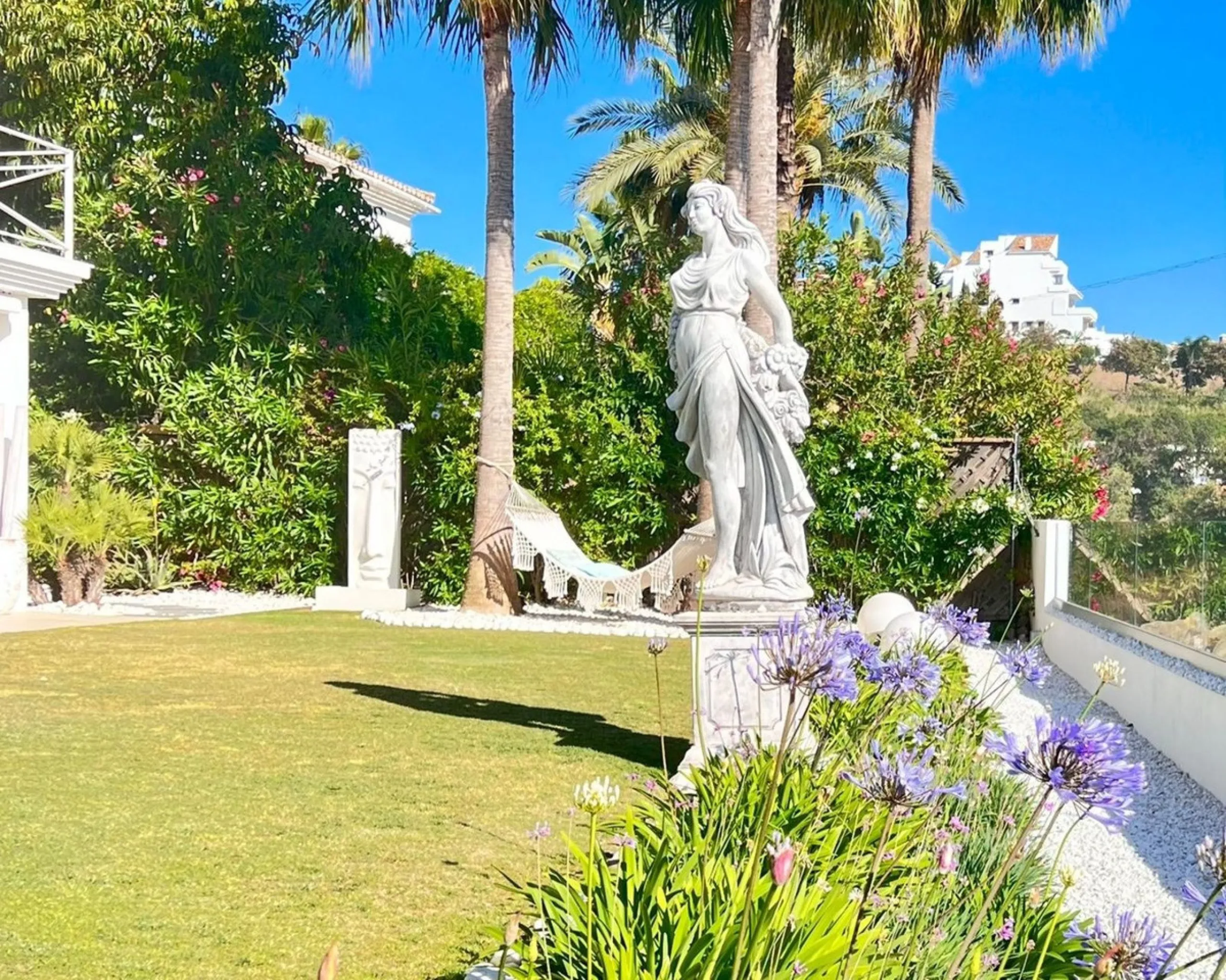 House - Detached Villa в продаже в Mijas, Málaga. В доме 5 спален и 5 ванных комнат. Площадь дома 424 м². Площадь участка 832 м²