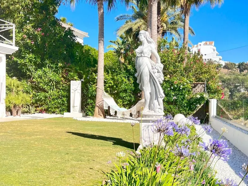 House - Detached Villa в продаже в Mijas, Málaga. В доме 5 спален и 5 ванных комнат. Площадь дома 424 м². Площадь участка 832 м²
