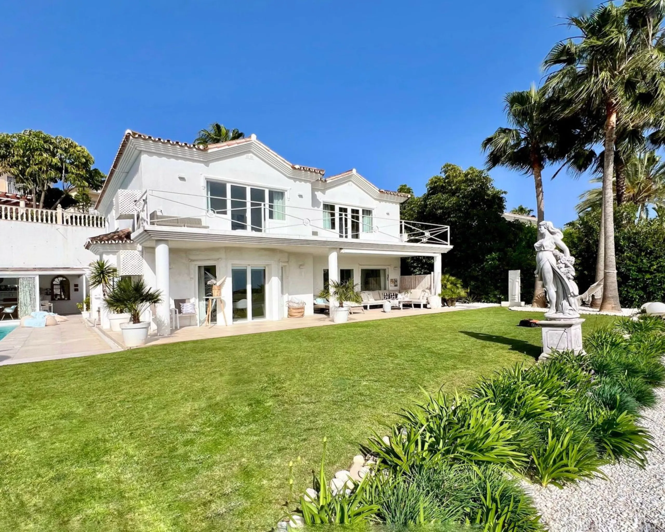 House - Detached Villa в продаже в Mijas, Málaga. В доме 5 спален и 5 ванных комнат. Площадь дома 424 м². Площадь участка 832 м²