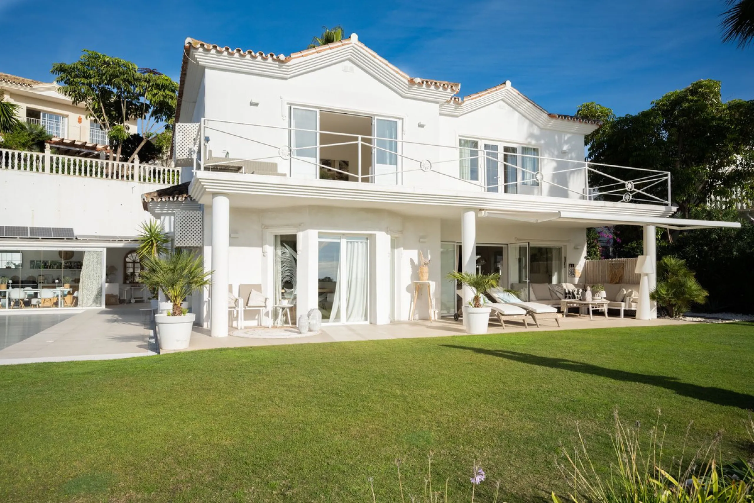 House - Detached Villa в продаже в Mijas, Málaga. В доме 5 спален и 5 ванных комнат. Площадь дома 424 м². Площадь участка 832 м²