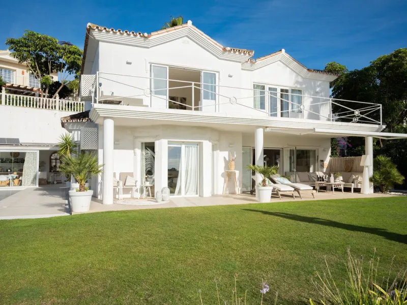 House - Detached Villa в продаже в Mijas, Málaga. В доме 5 спален и 5 ванных комнат. Площадь дома 424 м². Площадь участка 832 м²