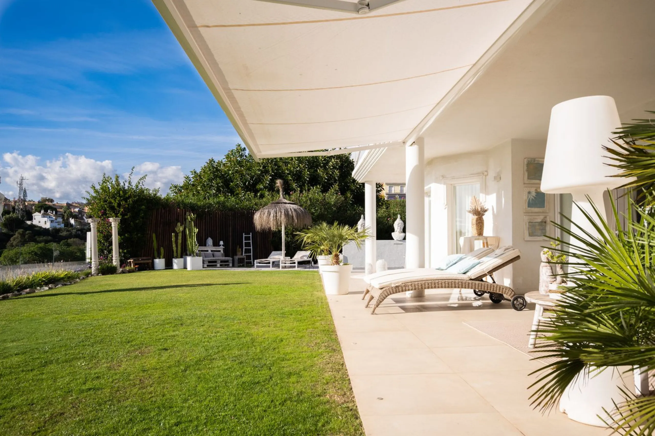 House - Detached Villa в продаже в Mijas, Málaga. В доме 5 спален и 5 ванных комнат. Площадь дома 424 м². Площадь участка 832 м²