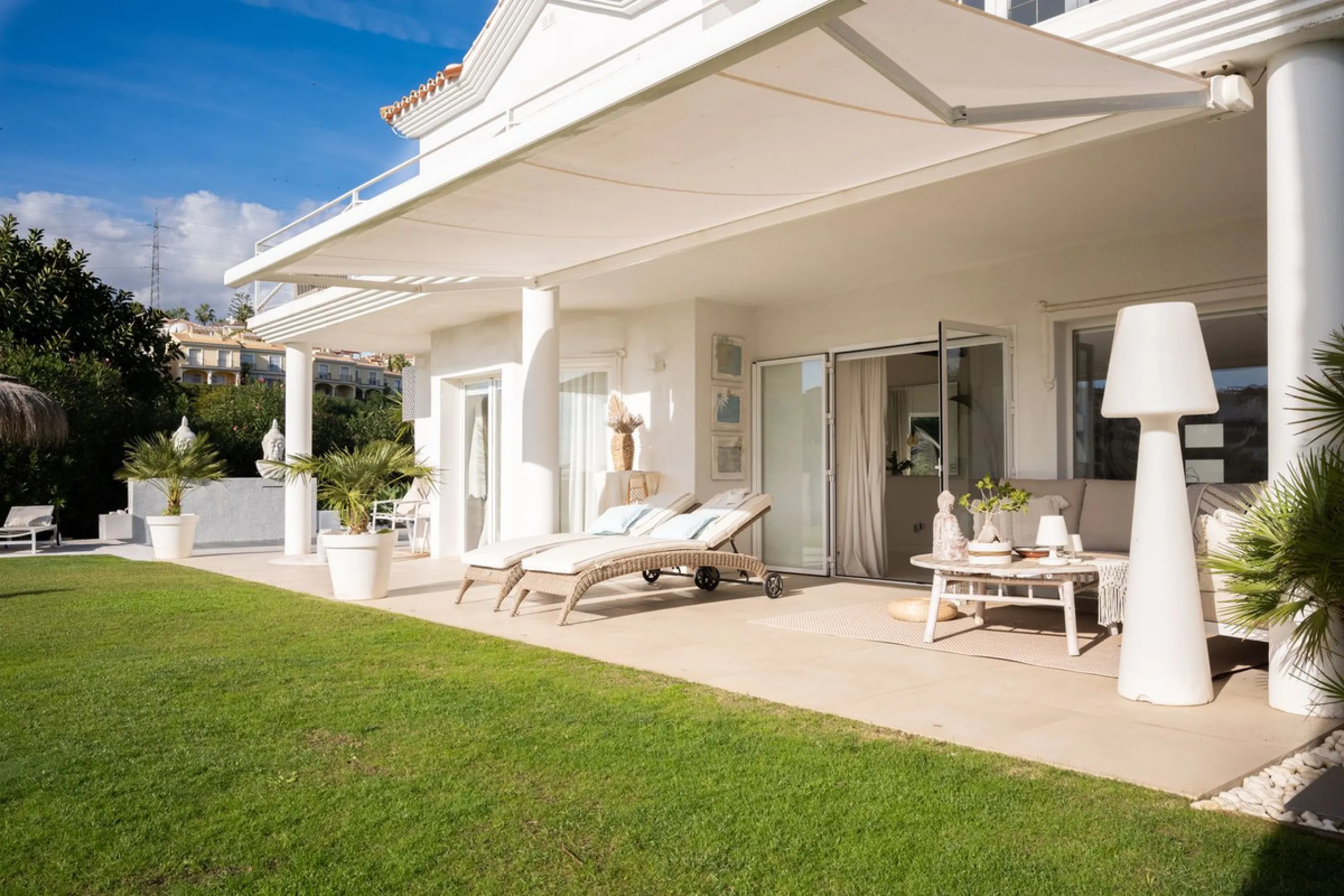 House - Detached Villa в продаже в Mijas, Málaga. В доме 5 спален и 5 ванных комнат. Площадь дома 424 м². Площадь участка 832 м²