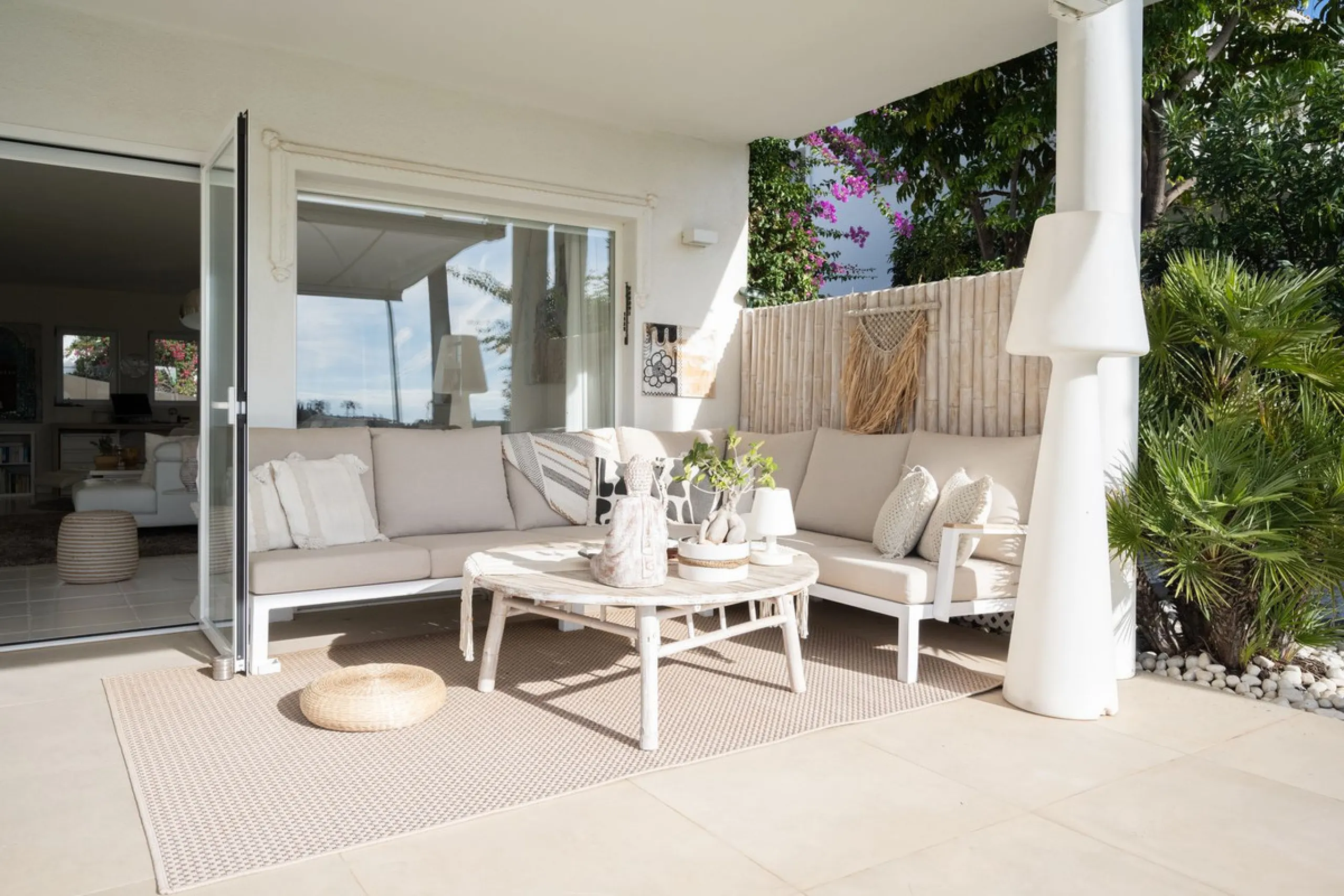 House - Detached Villa в продаже в Mijas, Málaga. В доме 5 спален и 5 ванных комнат. Площадь дома 424 м². Площадь участка 832 м²