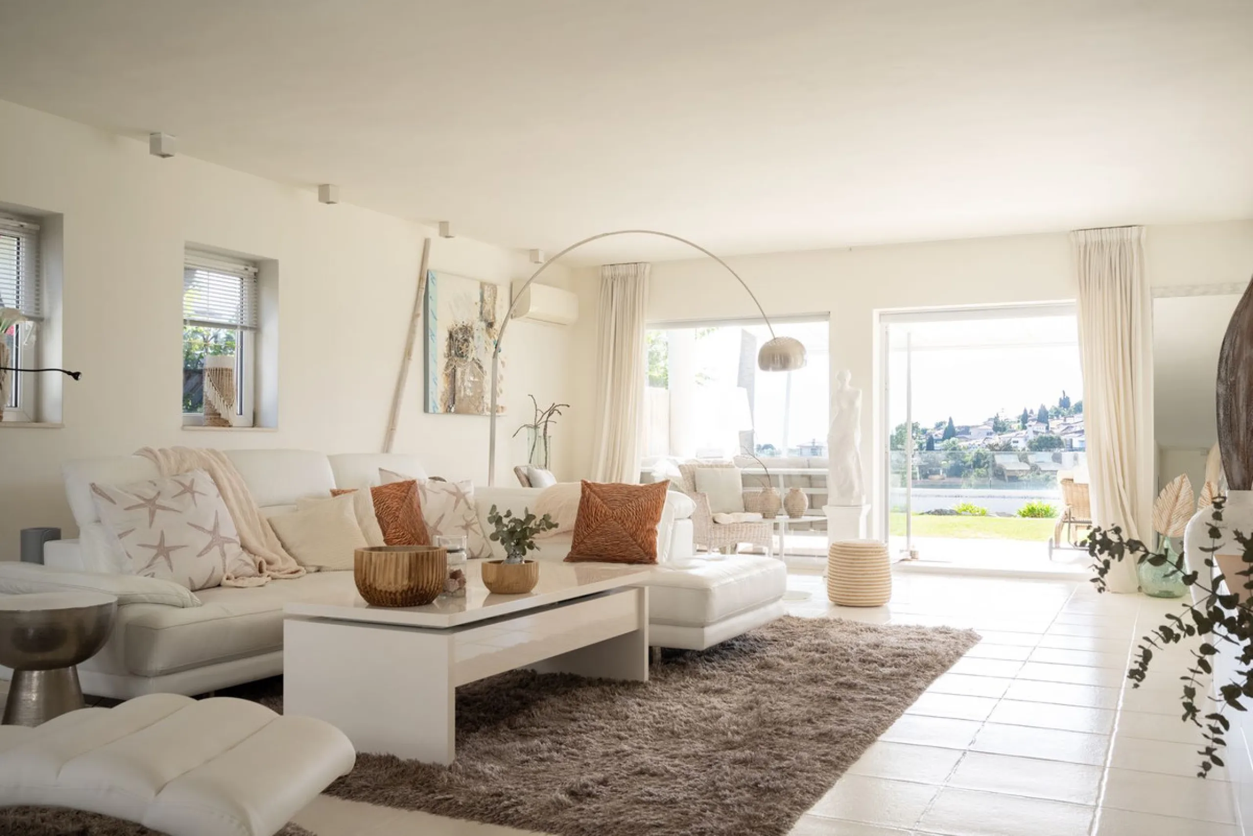 House - Detached Villa в продаже в Mijas, Málaga. В доме 5 спален и 5 ванных комнат. Площадь дома 424 м². Площадь участка 832 м²