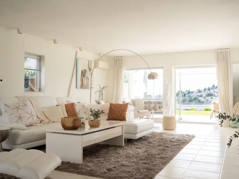 House - Detached Villa в продаже в Mijas, Málaga. В доме 5 спален и 5 ванных комнат. Площадь дома 424 м². Площадь участка 832 м²