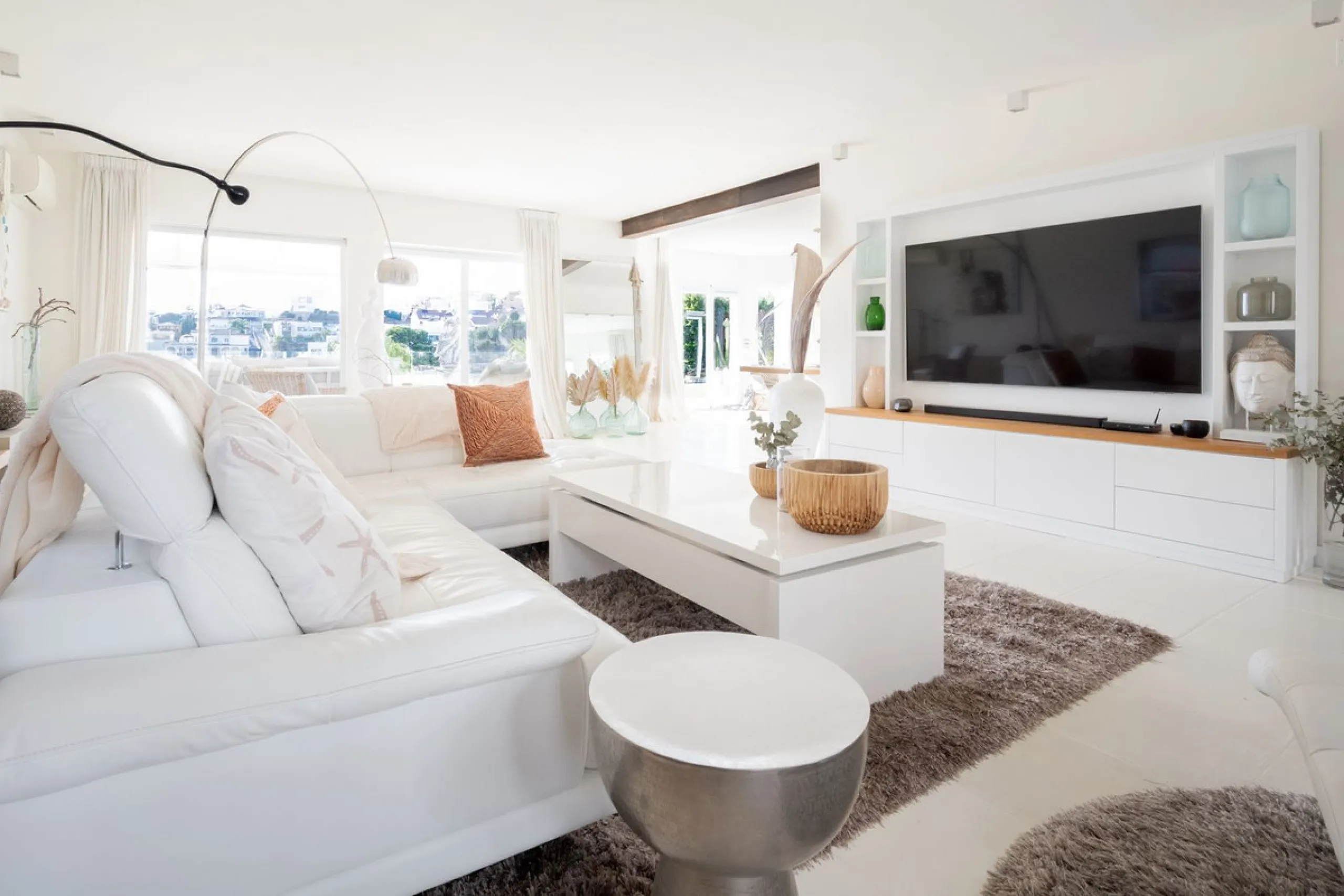House - Detached Villa в продаже в Mijas, Málaga. В доме 5 спален и 5 ванных комнат. Площадь дома 424 м². Площадь участка 832 м²