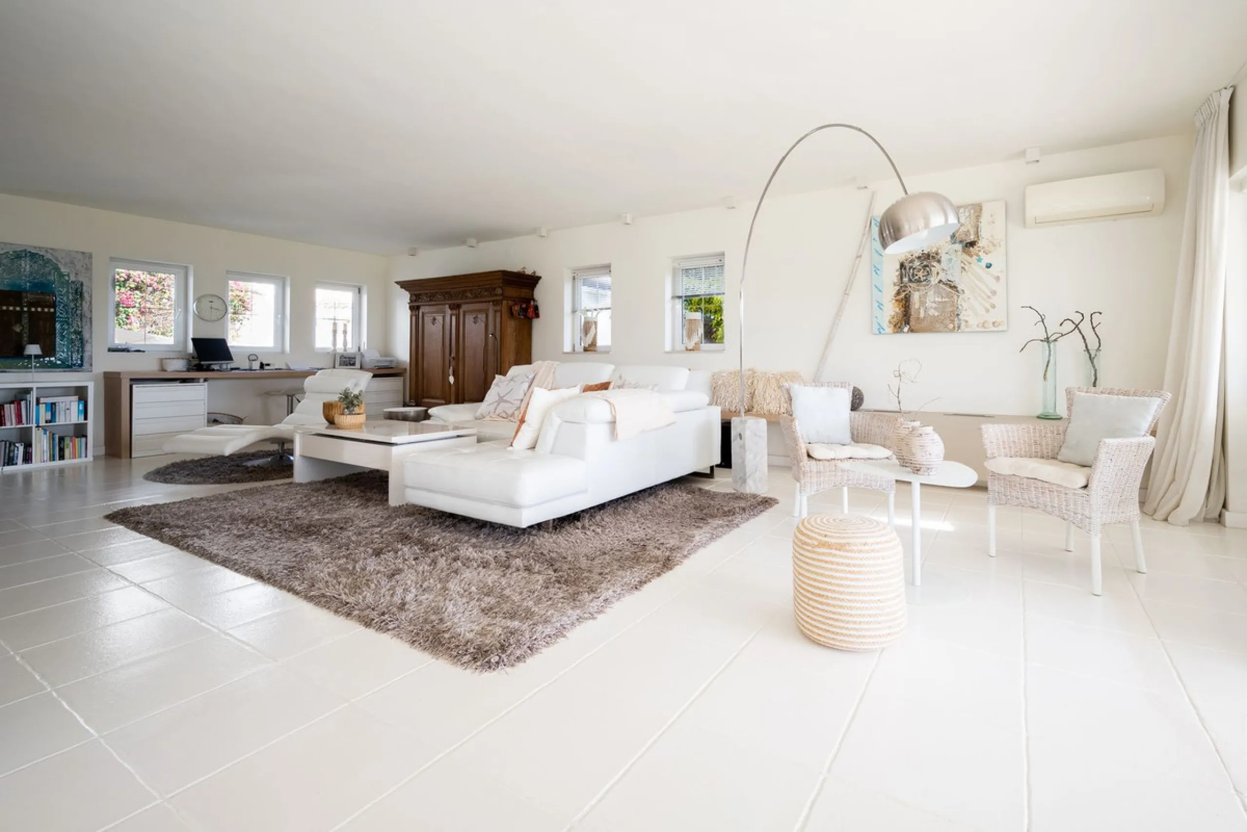 House - Detached Villa в продаже в Mijas, Málaga. В доме 5 спален и 5 ванных комнат. Площадь дома 424 м². Площадь участка 832 м²