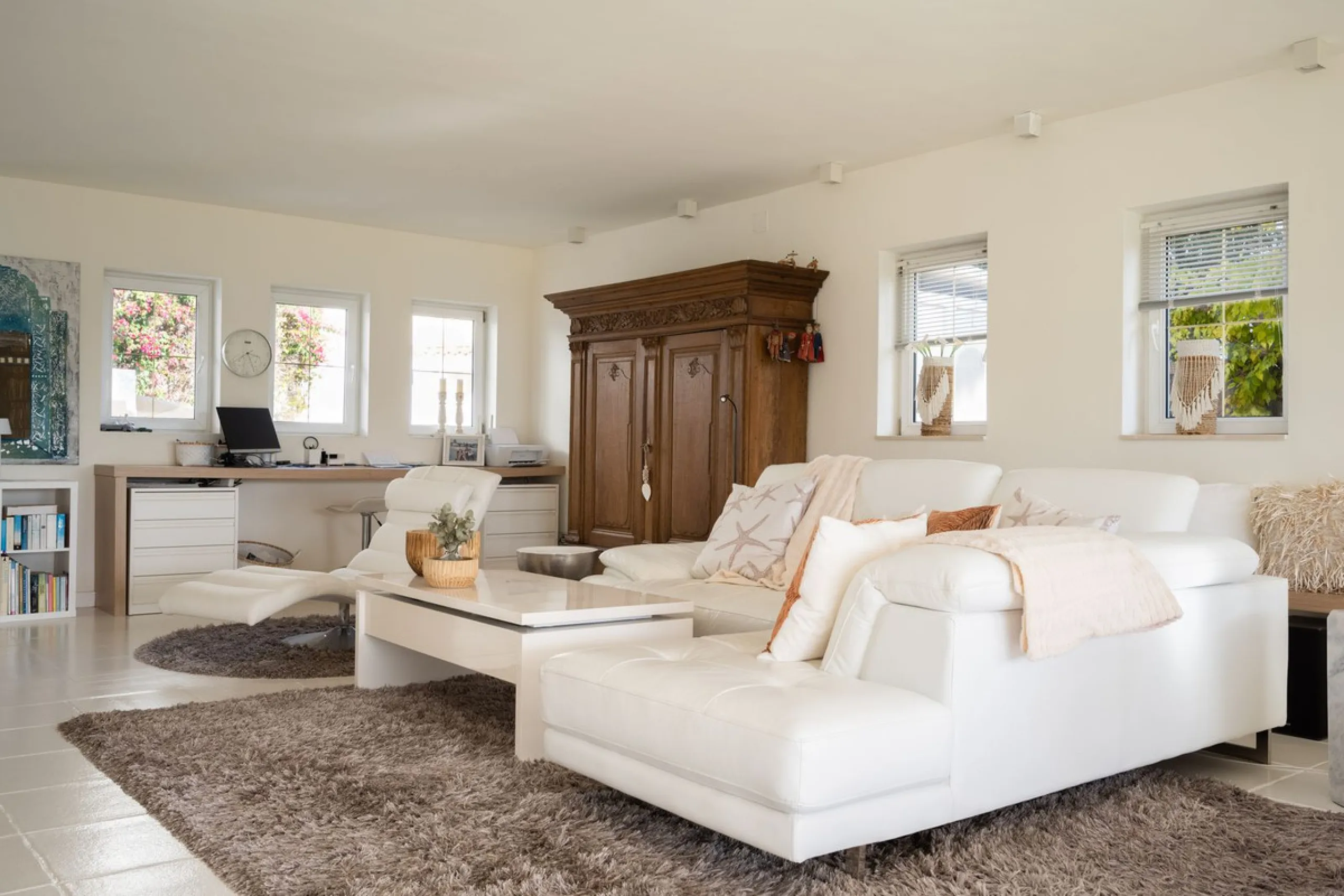 House - Detached Villa в продаже в Mijas, Málaga. В доме 5 спален и 5 ванных комнат. Площадь дома 424 м². Площадь участка 832 м²