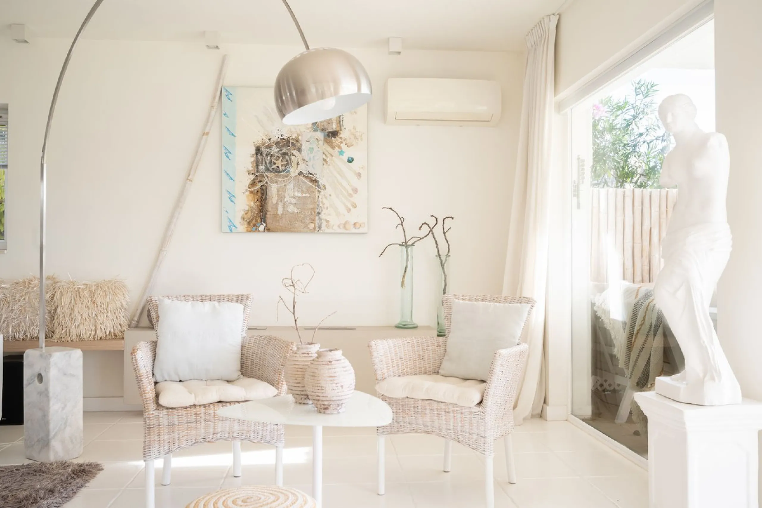 House - Detached Villa в продаже в Mijas, Málaga. В доме 5 спален и 5 ванных комнат. Площадь дома 424 м². Площадь участка 832 м²