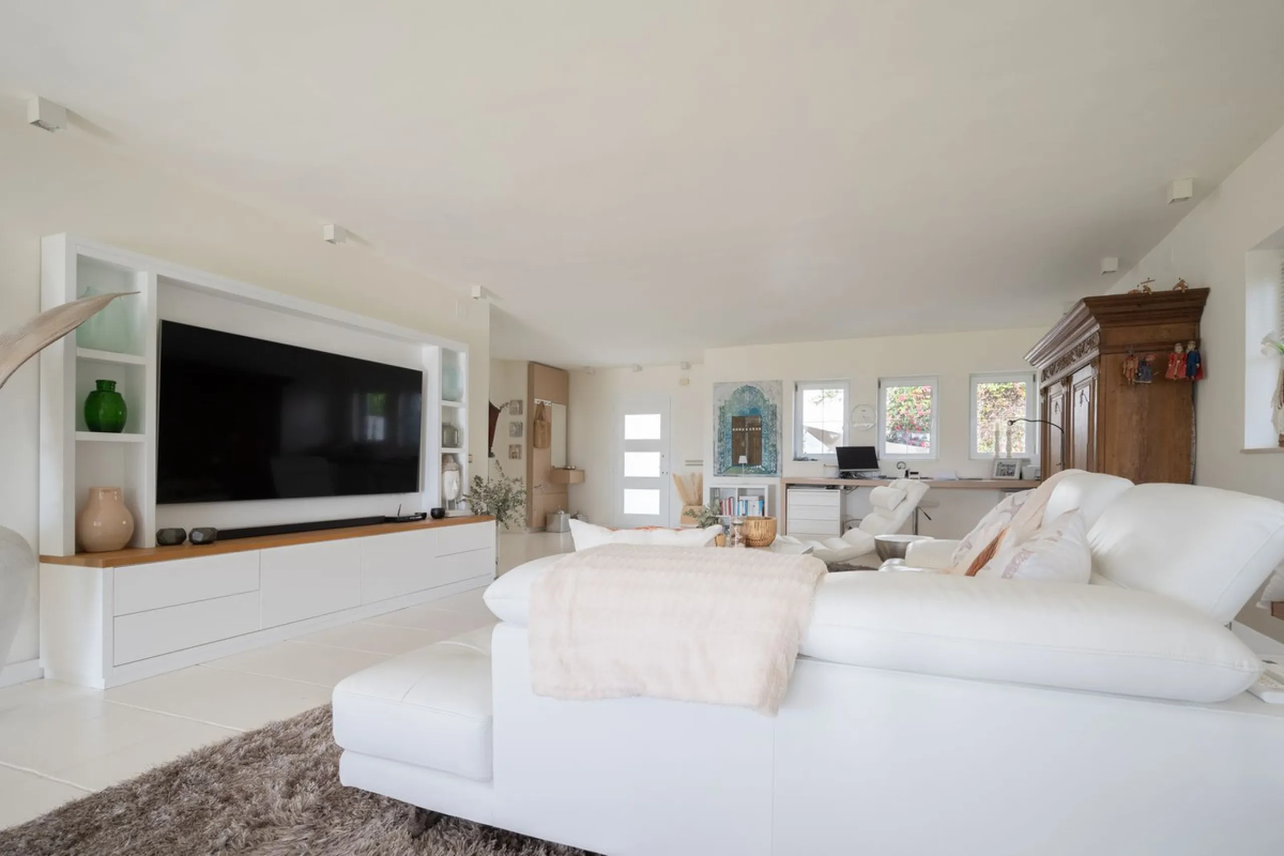 House - Detached Villa в продаже в Mijas, Málaga. В доме 5 спален и 5 ванных комнат. Площадь дома 424 м². Площадь участка 832 м²