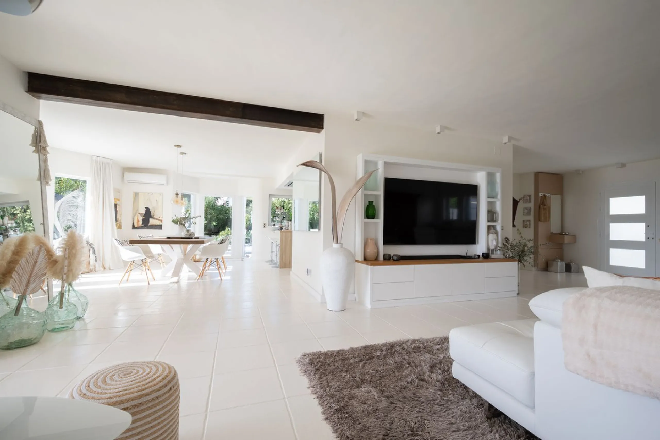 House - Detached Villa в продаже в Mijas, Málaga. В доме 5 спален и 5 ванных комнат. Площадь дома 424 м². Площадь участка 832 м²