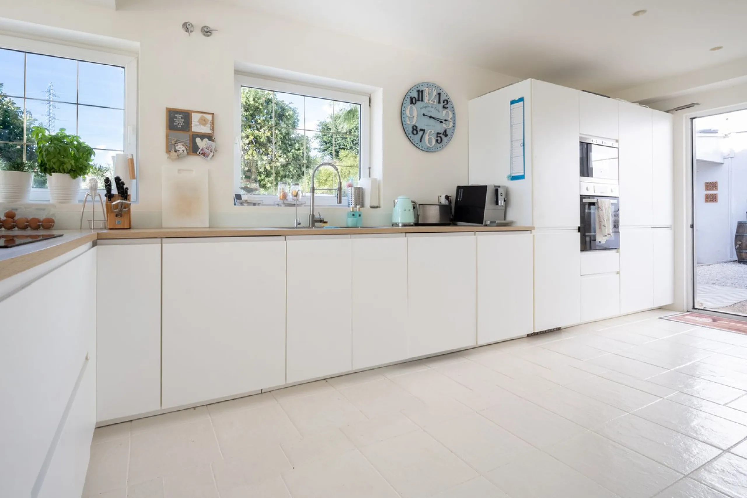 House - Detached Villa в продаже в Mijas, Málaga. В доме 5 спален и 5 ванных комнат. Площадь дома 424 м². Площадь участка 832 м²