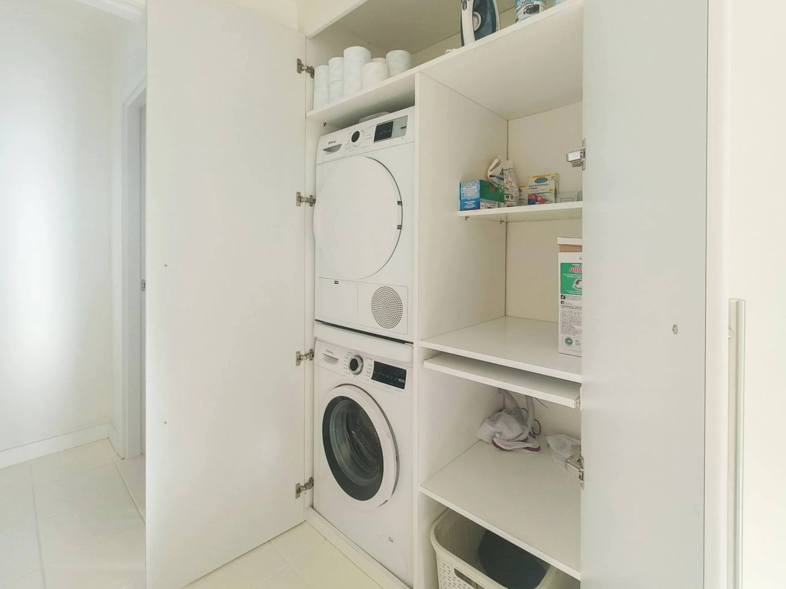 House - Detached Villa в продаже в Mijas, Málaga. В доме 5 спален и 5 ванных комнат. Площадь дома 424 м². Площадь участка 832 м²
