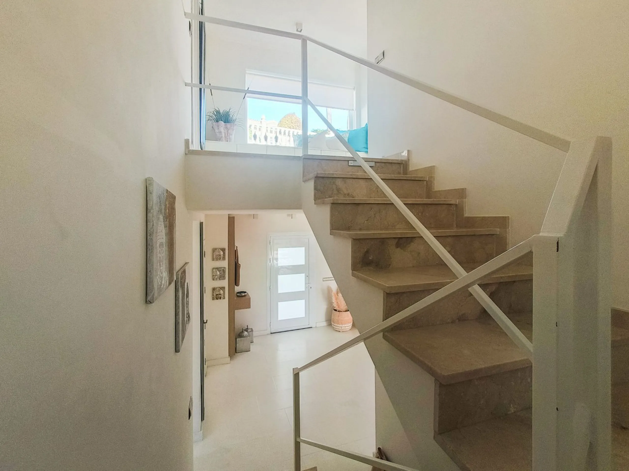 House - Detached Villa в продаже в Mijas, Málaga. В доме 5 спален и 5 ванных комнат. Площадь дома 424 м². Площадь участка 832 м²