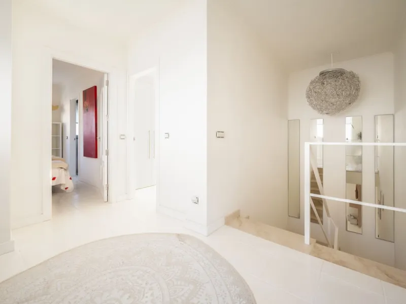 House - Detached Villa в продаже в Mijas, Málaga. В доме 5 спален и 5 ванных комнат. Площадь дома 424 м². Площадь участка 832 м²