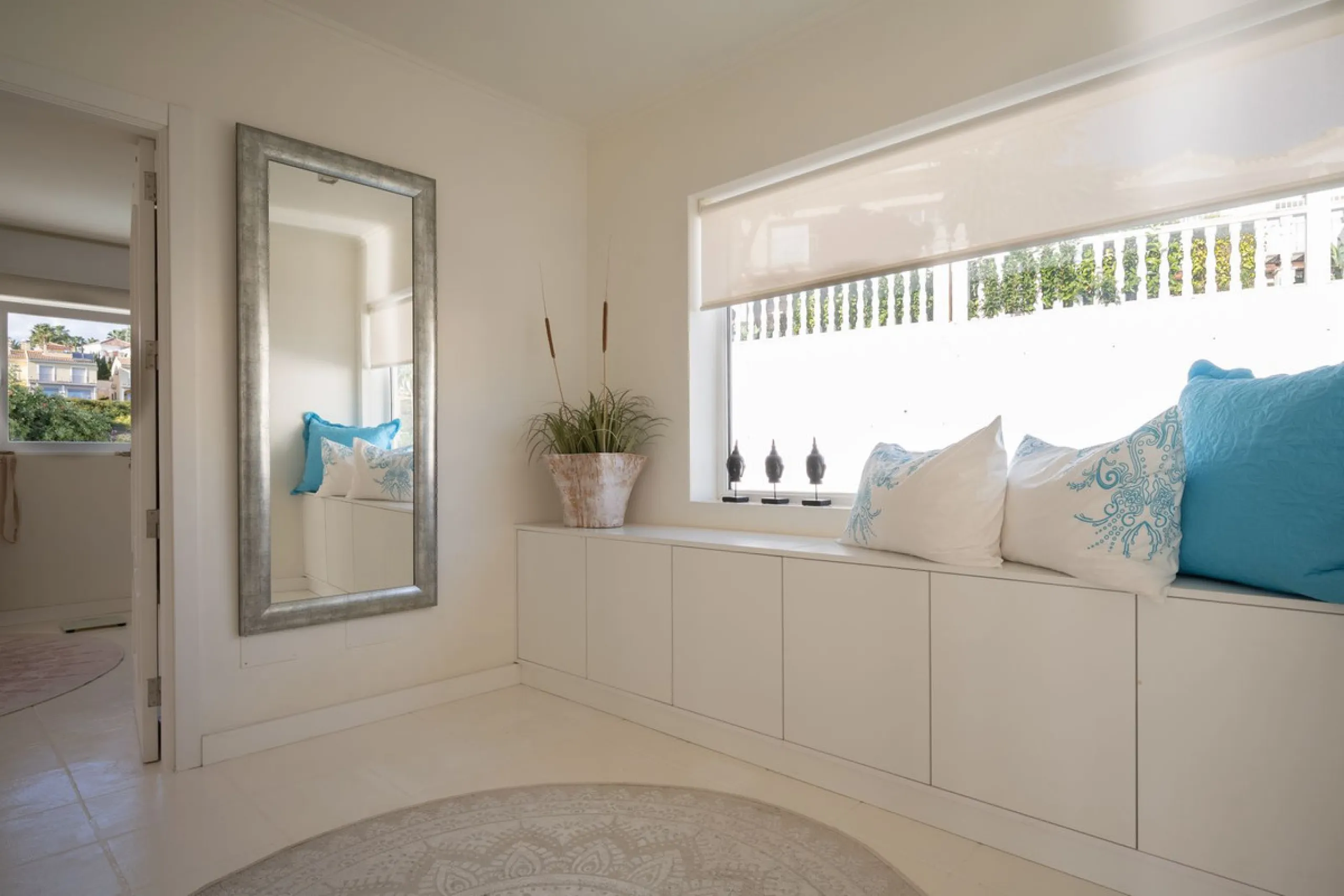 House - Detached Villa в продаже в Mijas, Málaga. В доме 5 спален и 5 ванных комнат. Площадь дома 424 м². Площадь участка 832 м²