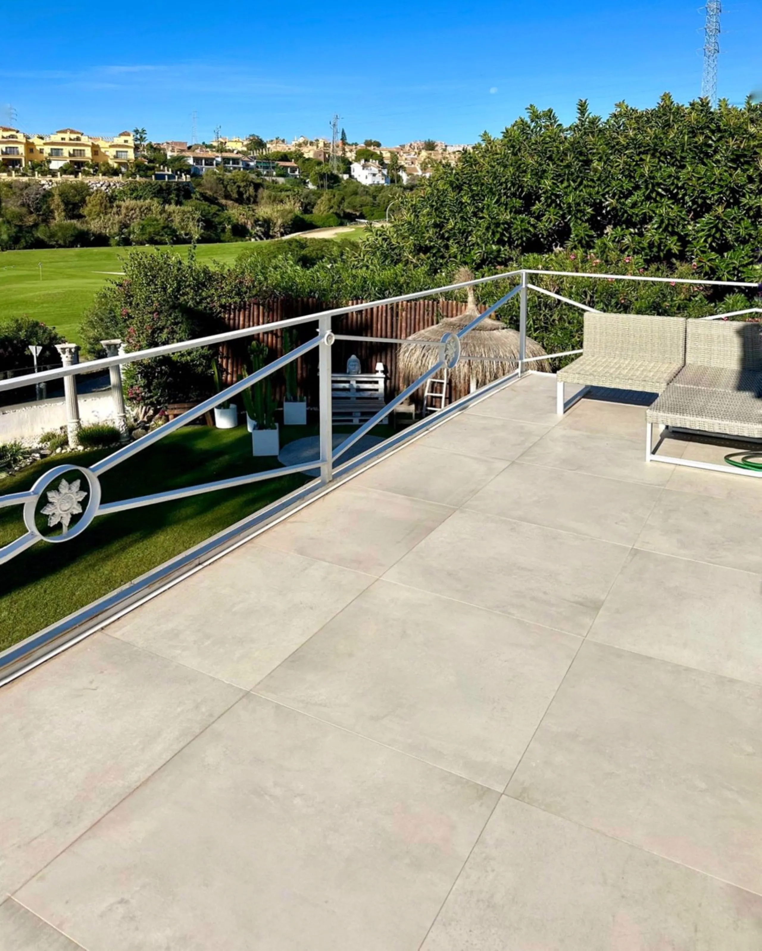 House - Detached Villa в продаже в Mijas, Málaga. В доме 5 спален и 5 ванных комнат. Площадь дома 424 м². Площадь участка 832 м²