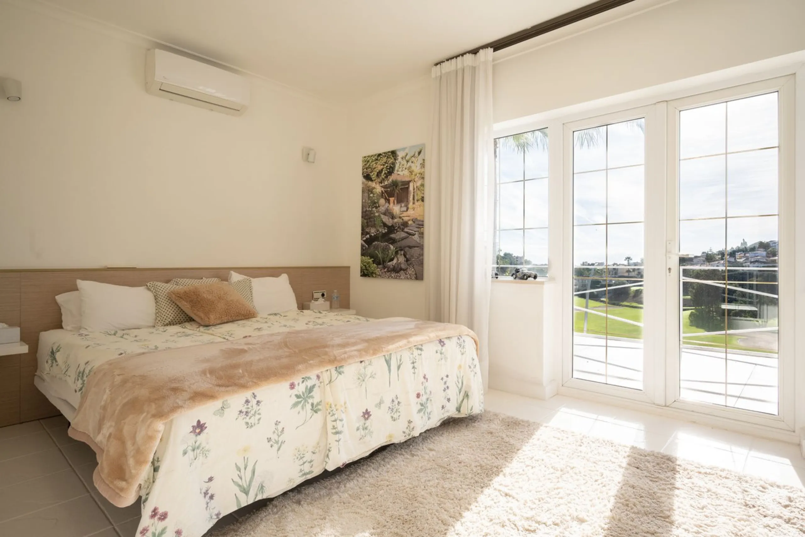House - Detached Villa в продаже в Mijas, Málaga. В доме 5 спален и 5 ванных комнат. Площадь дома 424 м². Площадь участка 832 м²