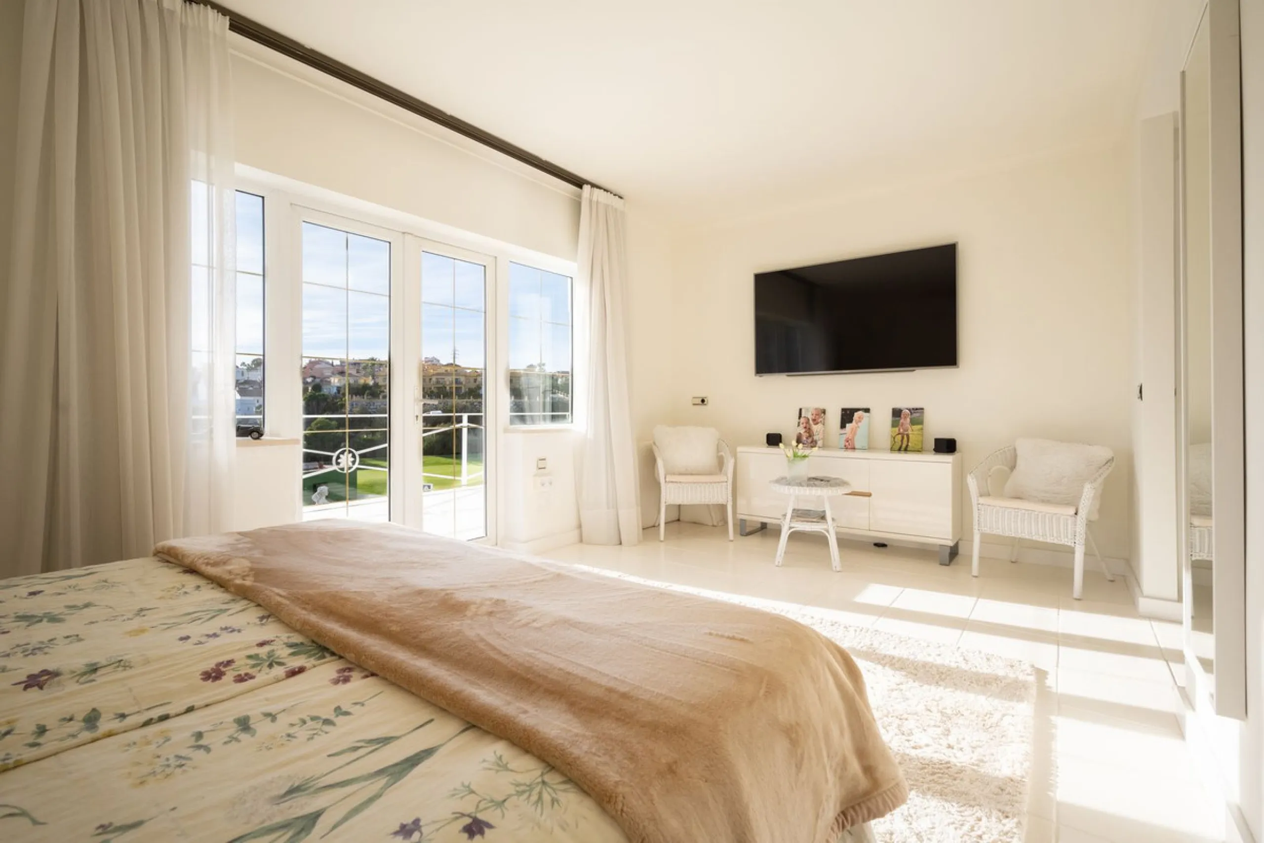 House - Detached Villa в продаже в Mijas, Málaga. В доме 5 спален и 5 ванных комнат. Площадь дома 424 м². Площадь участка 832 м²