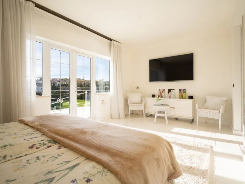 House - Detached Villa в продаже в Mijas, Málaga. В доме 5 спален и 5 ванных комнат. Площадь дома 424 м². Площадь участка 832 м²