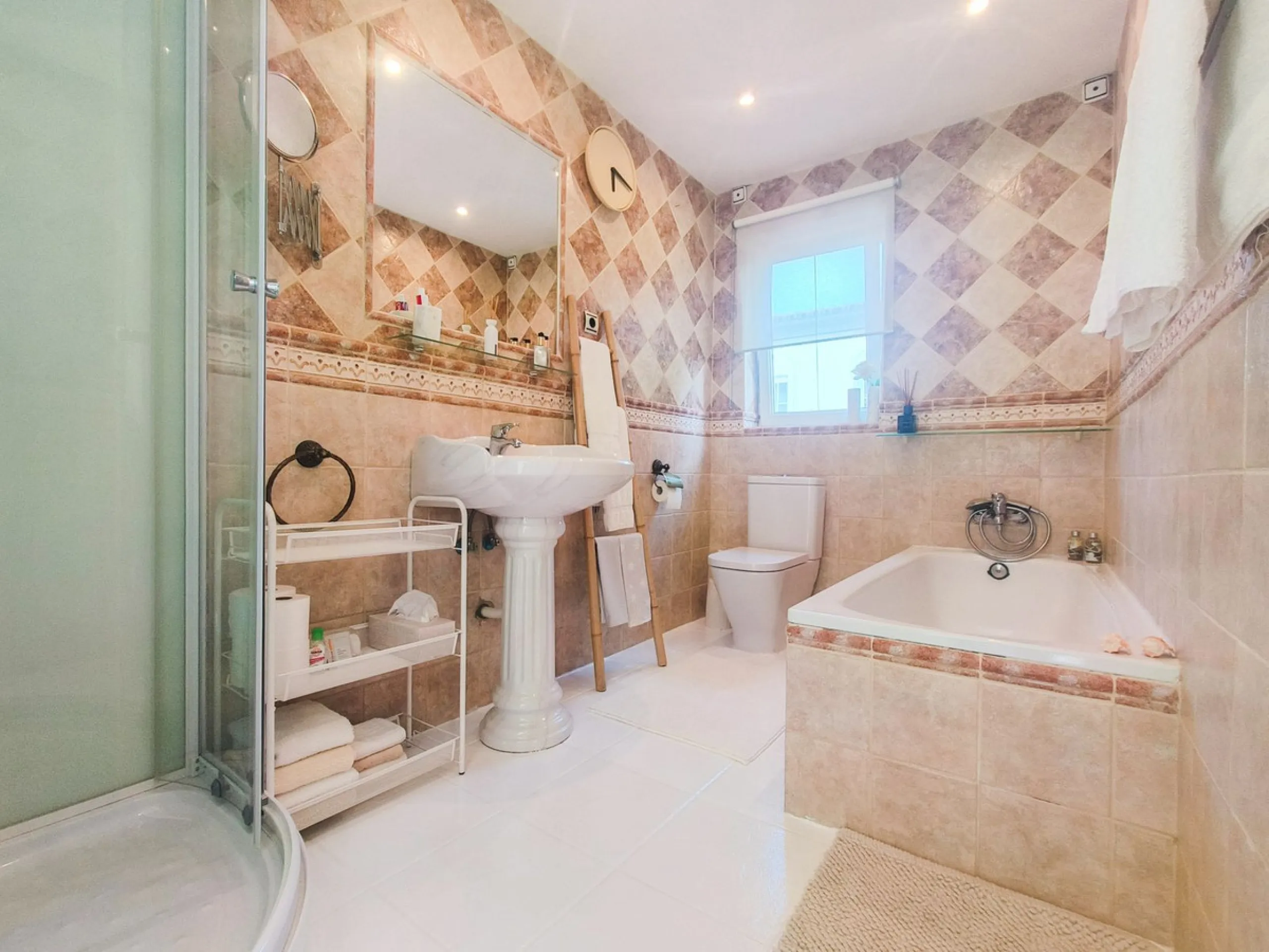 House - Detached Villa в продаже в Mijas, Málaga. В доме 5 спален и 5 ванных комнат. Площадь дома 424 м². Площадь участка 832 м²