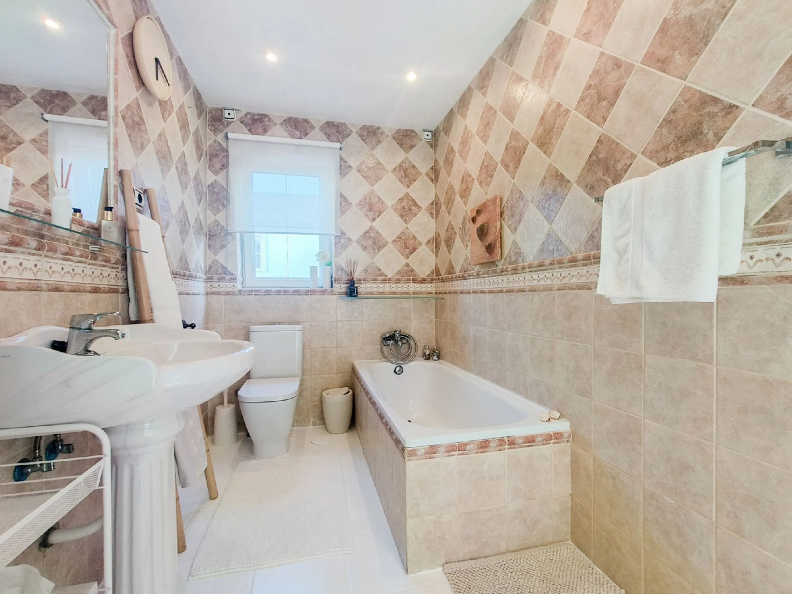 House - Detached Villa в продаже в Mijas, Málaga. В доме 5 спален и 5 ванных комнат. Площадь дома 424 м². Площадь участка 832 м²