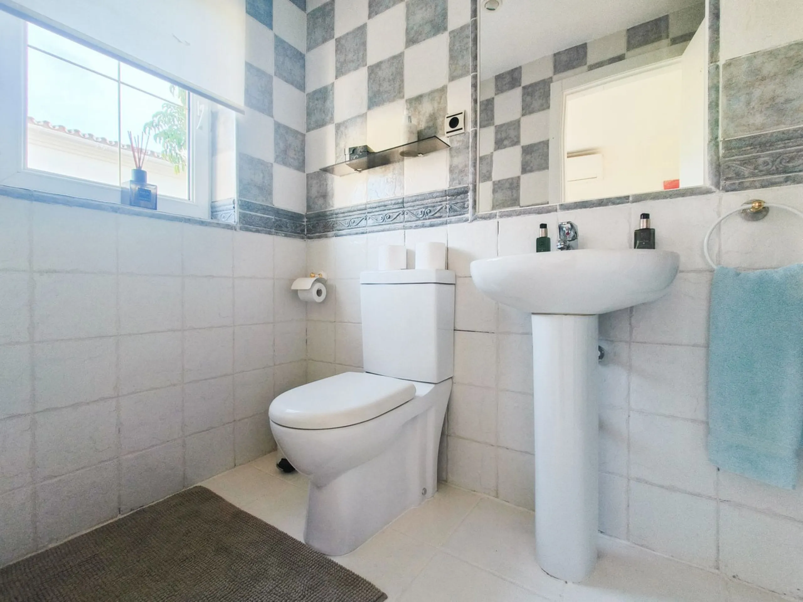 House - Detached Villa в продаже в Mijas, Málaga. В доме 5 спален и 5 ванных комнат. Площадь дома 424 м². Площадь участка 832 м²