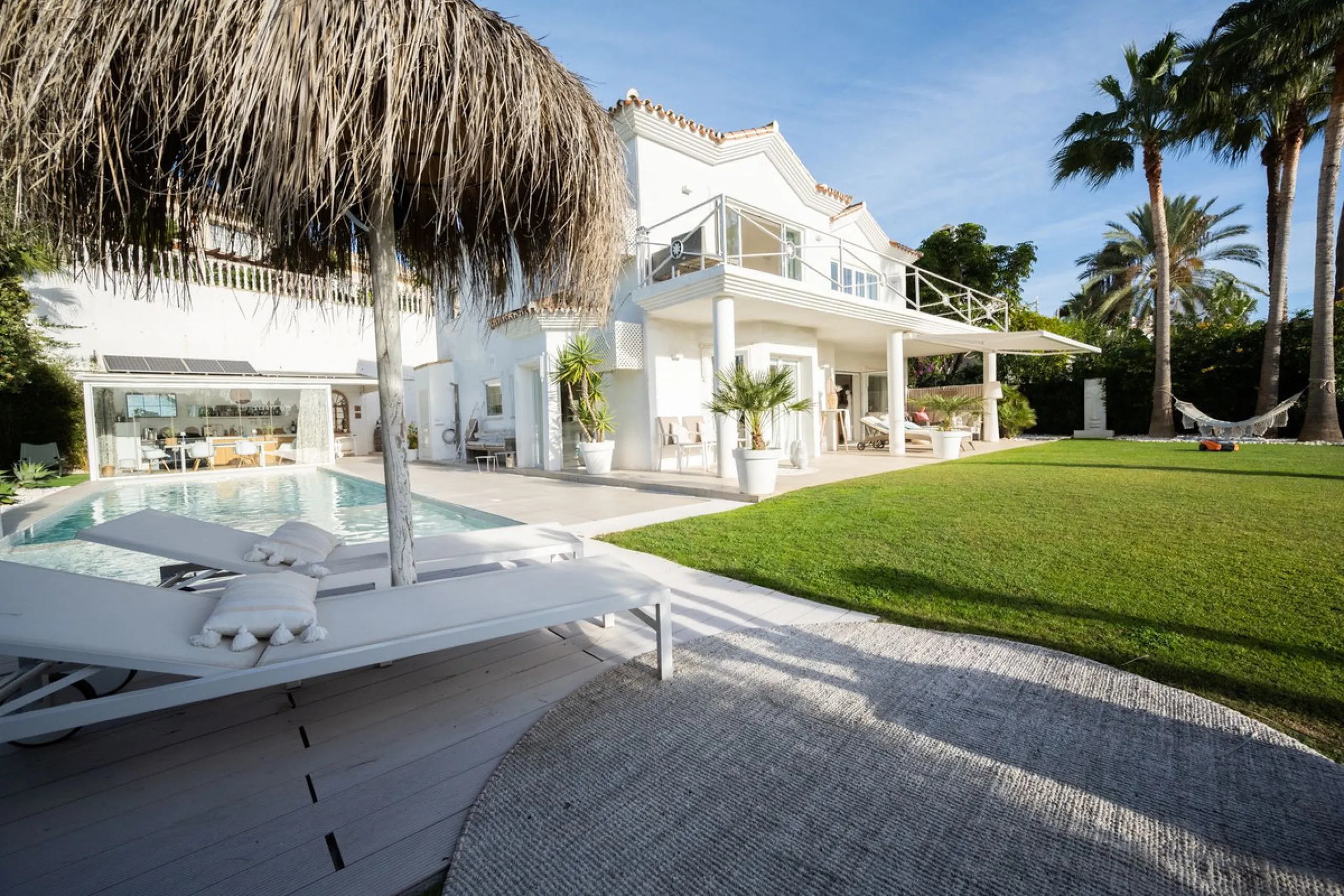 House - Detached Villa в продаже в Mijas, Málaga. В доме 5 спален и 5 ванных комнат. Площадь дома 424 м². Площадь участка 832 м²