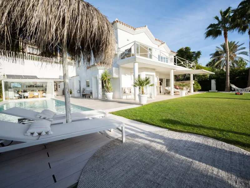 House - Detached Villa в продаже в Mijas, Málaga. В доме 5 спален и 5 ванных комнат. Площадь дома 424 м². Площадь участка 832 м²