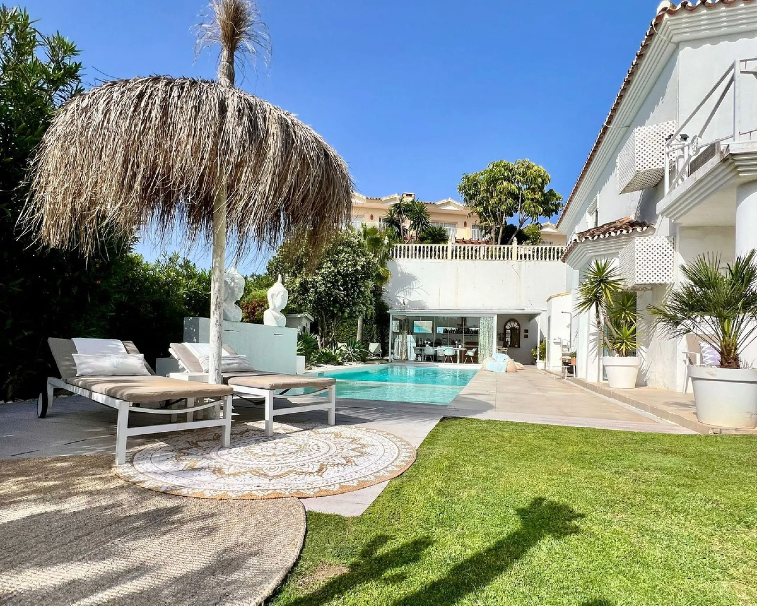 House - Detached Villa в продаже в Mijas, Málaga. В доме 5 спален и 5 ванных комнат. Площадь дома 424 м². Площадь участка 832 м²