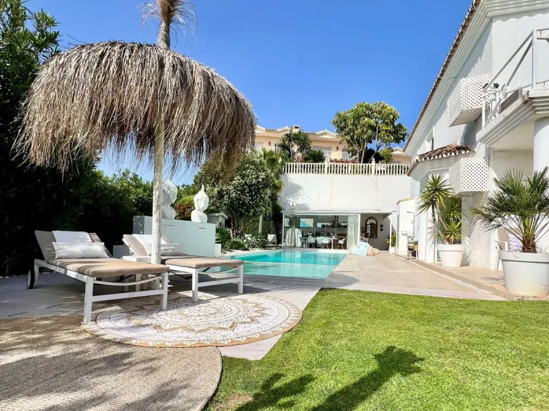 House - Detached Villa в продаже в Mijas, Málaga. В доме 5 спален и 5 ванных комнат. Площадь дома 424 м². Площадь участка 832 м²