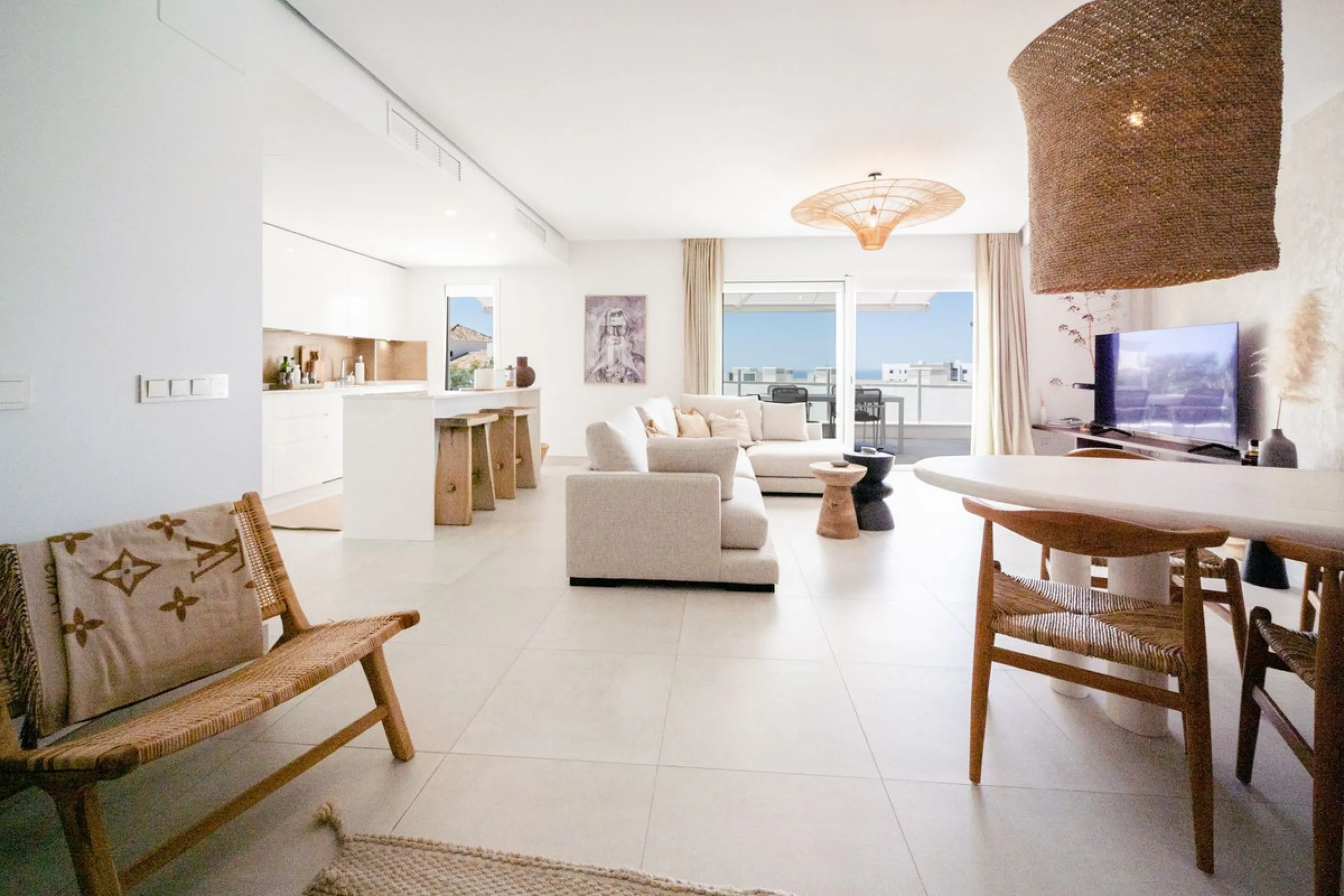 STUNNING penthouse duplex in the beautiful, newly built modern complex, located in Elements, Altos de Marbella, just a 7-minute drive from alluring beaches and the Marbella arch, and an additional 5-minute drive to La Cañada and the charming Marbella Old 