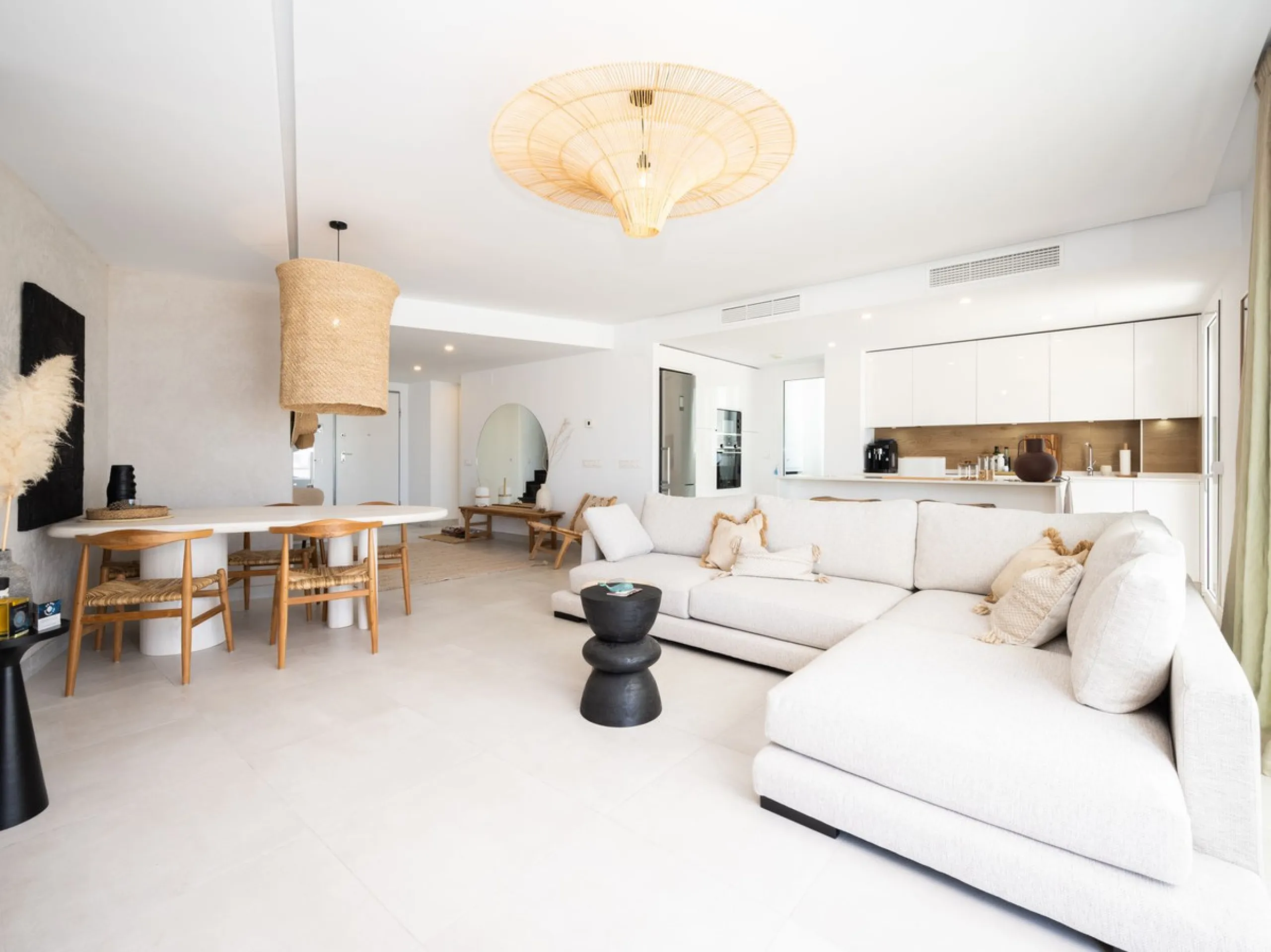 STUNNING penthouse duplex in the beautiful, newly built modern complex, located in Elements, Altos de Marbella, just a 7-minute drive from alluring beaches and the Marbella arch, and an additional 5-minute drive to La Cañada and the charming Marbella Old 