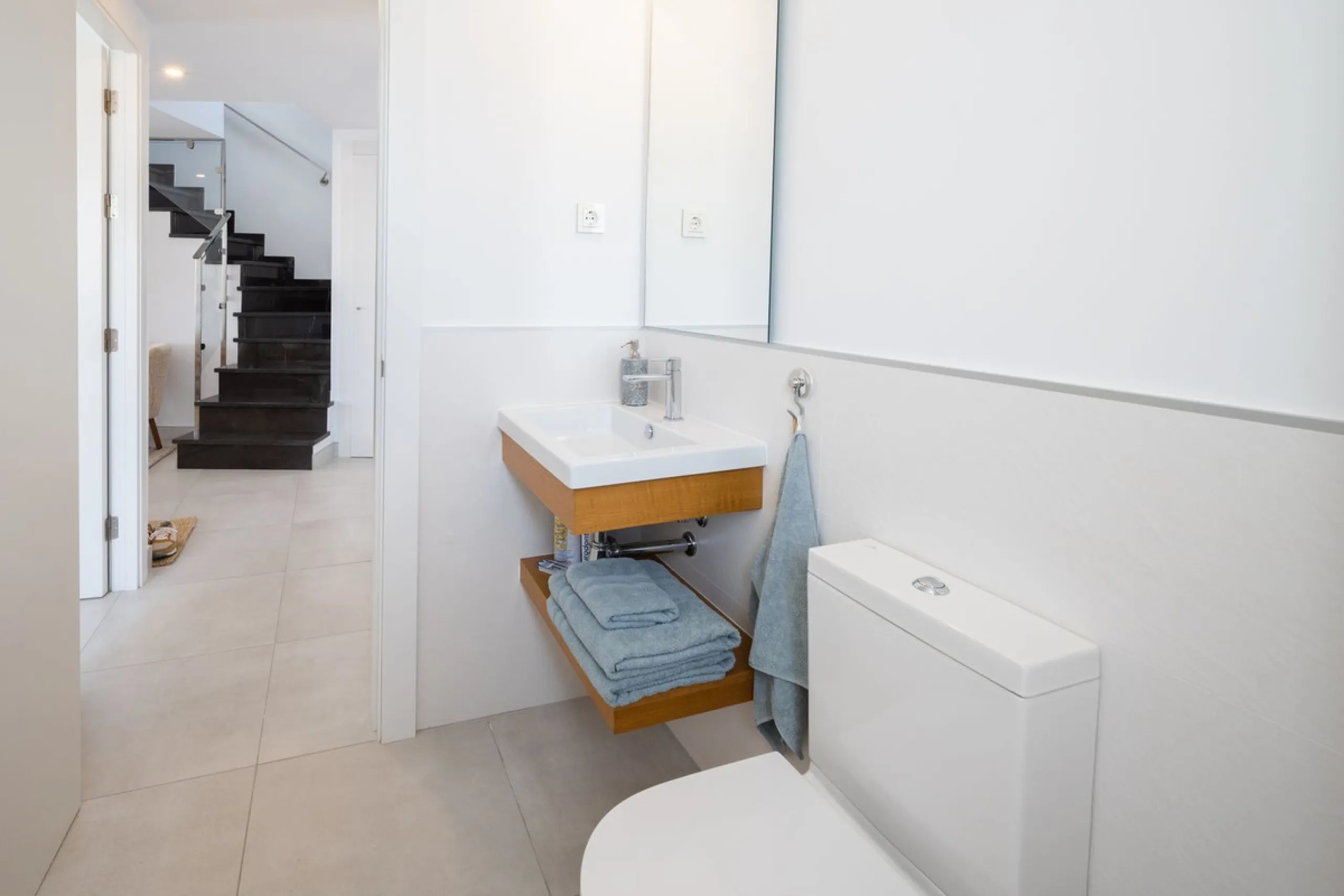 STUNNING penthouse duplex in the beautiful, newly built modern complex, located in Elements, Altos de Marbella, just a 7-minute drive from alluring beaches and the Marbella arch, and an additional 5-minute drive to La Cañada and the charming Marbella Old 