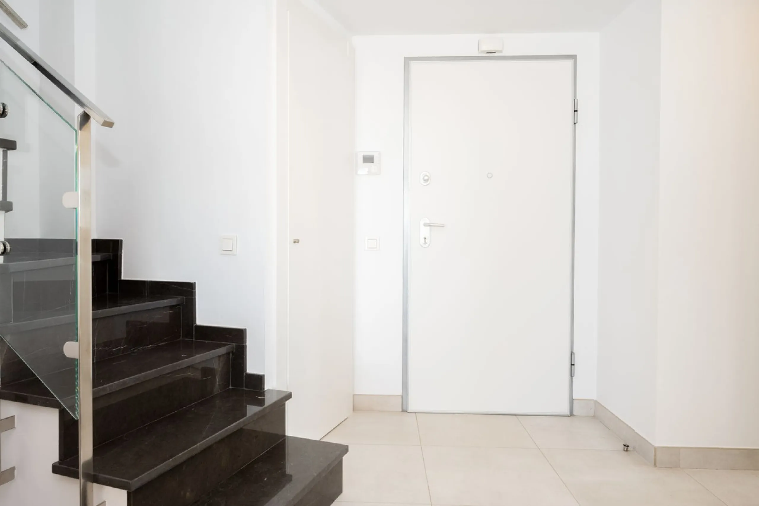STUNNING penthouse duplex in the beautiful, newly built modern complex, located in Elements, Altos de Marbella, just a 7-minute drive from alluring beaches and the Marbella arch, and an additional 5-minute drive to La Cañada and the charming Marbella Old 
