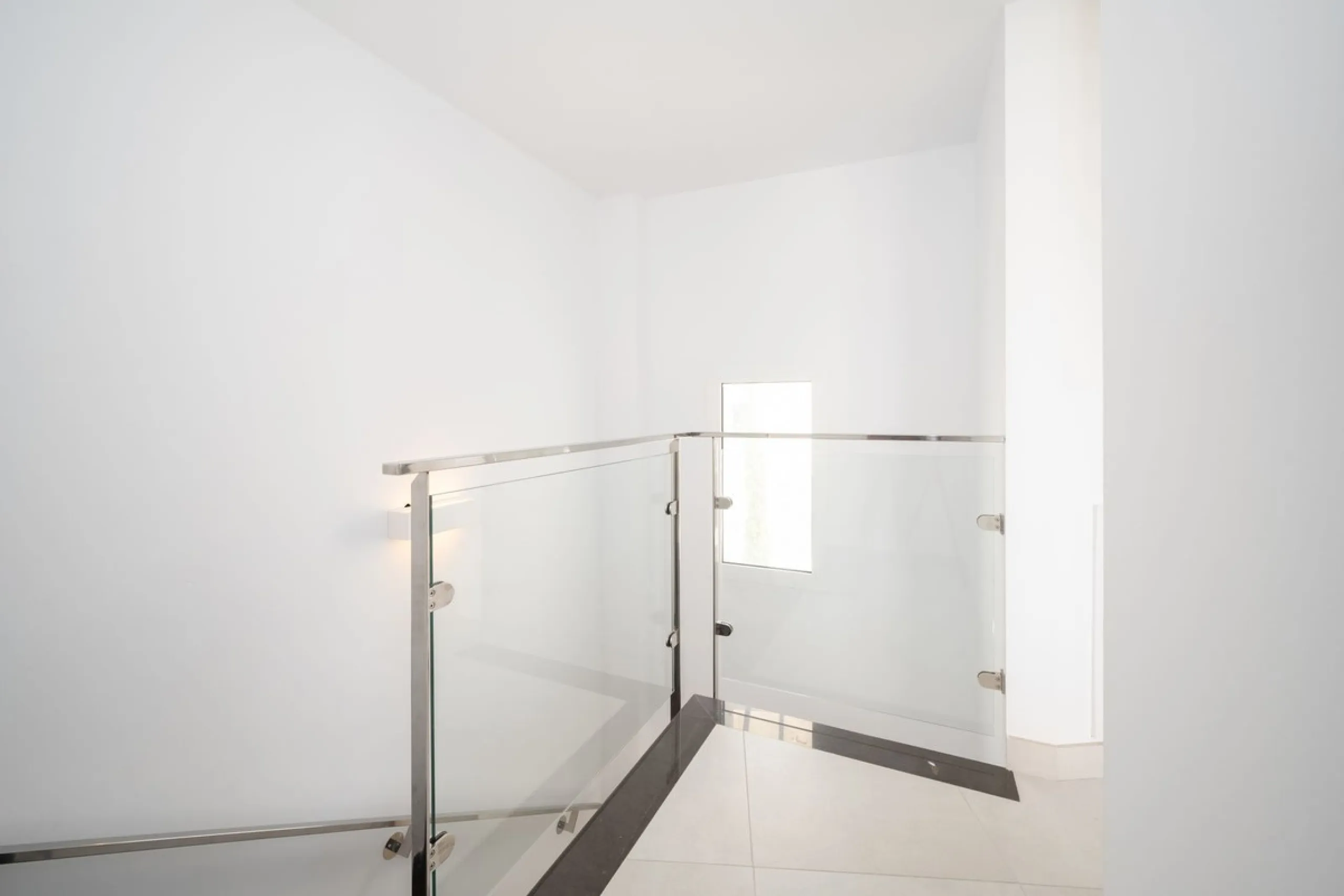 STUNNING penthouse duplex in the beautiful, newly built modern complex, located in Elements, Altos de Marbella, just a 7-minute drive from alluring beaches and the Marbella arch, and an additional 5-minute drive to La Cañada and the charming Marbella Old 