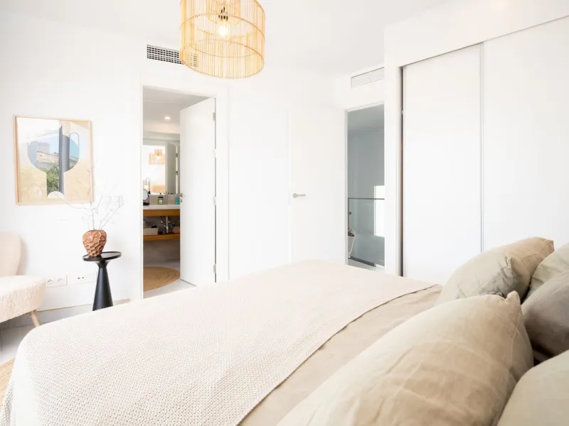 STUNNING penthouse duplex in the beautiful, newly built modern complex, located in Elements, Altos de Marbella, just a 7-minute drive from alluring beaches and the Marbella arch, and an additional 5-minute drive to La Cañada and the charming Marbella Old 