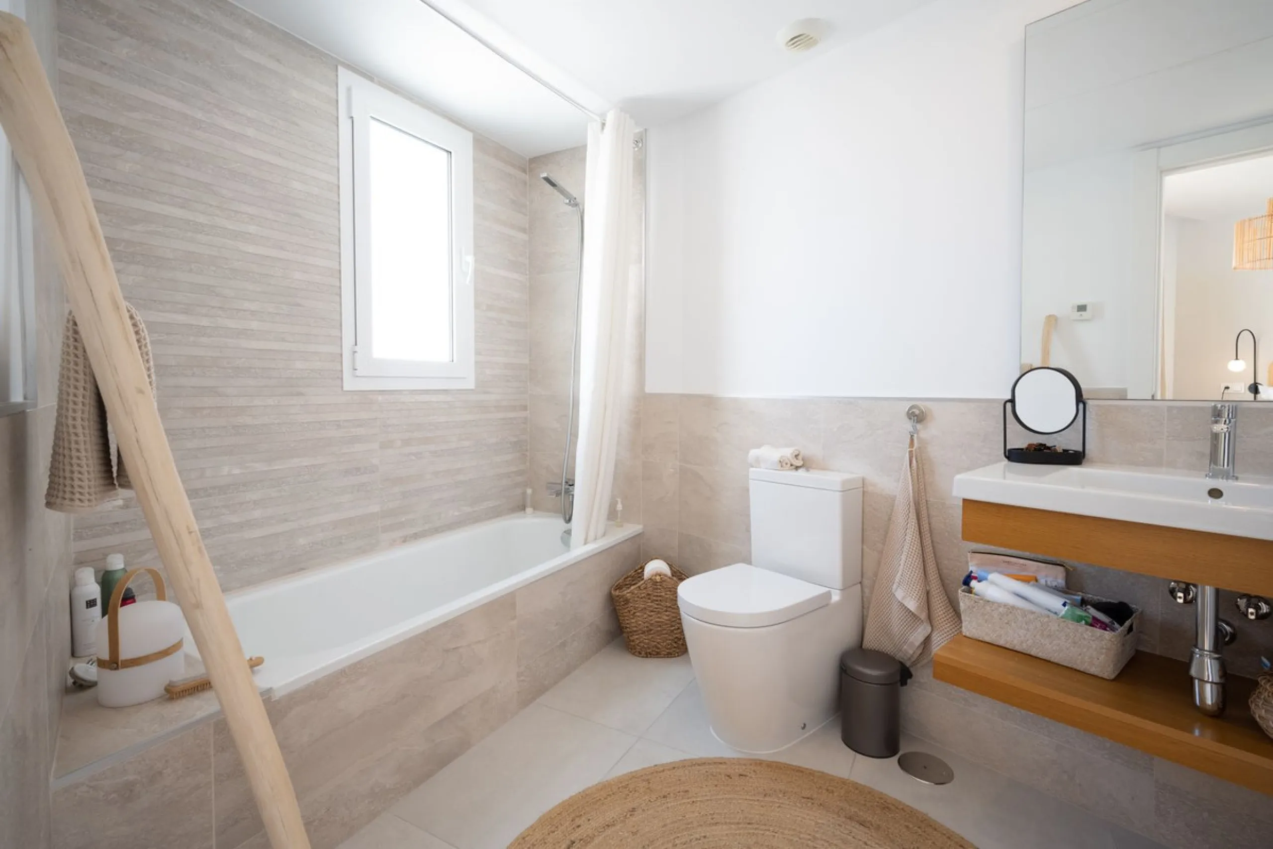 STUNNING penthouse duplex in the beautiful, newly built modern complex, located in Elements, Altos de Marbella, just a 7-minute drive from alluring beaches and the Marbella arch, and an additional 5-minute drive to La Cañada and the charming Marbella Old 