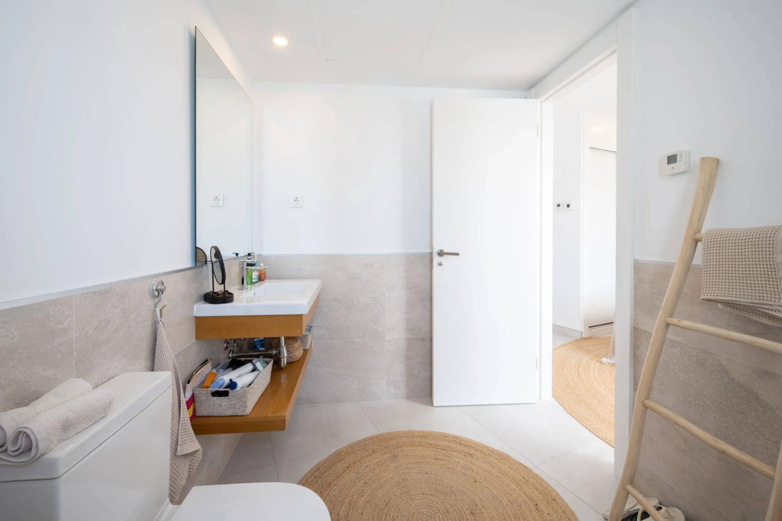 STUNNING penthouse duplex in the beautiful, newly built modern complex, located in Elements, Altos de Marbella, just a 7-minute drive from alluring beaches and the Marbella arch, and an additional 5-minute drive to La Cañada and the charming Marbella Old 